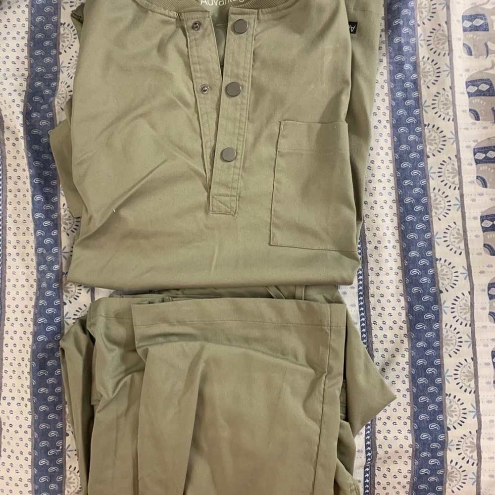 Scrub set